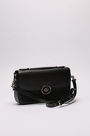  Immagine globale della borsa Gucci, pelle nera e tracolla.
