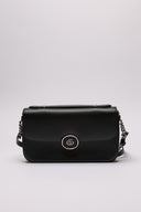Immagine globale della borsa Gucci, pelle nera e tracolla.
