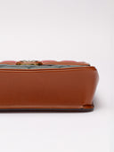 Vista inferiore borsa Gucci con difetti