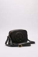 Borsa Gucci Marmont in pelle nera con logo GG e tracolla regolabile.
