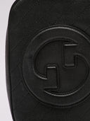 Borsa Gucci Marmont in pelle nera con logo GG e tracolla regolabile.
