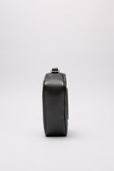 Borsa Gucci Marmont in pelle nera con logo GG e tracolla regolabile.