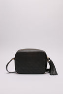 Borsa Gucci Marmont in pelle nera con logo GG e tracolla regolabile.