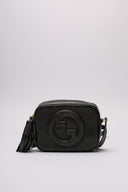 Borsa Gucci Marmont in pelle nera con logo GG e tracolla regolabile.