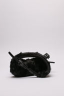 Borsa INNERAUM in pelliccia sintetica nera con dettagli strutturali.