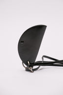 Accessorio Jil Sander in pelle nera con dettagli metallici.
