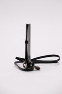 Accessorio Jil Sander in pelle nera con dettagli metallici.