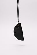 Accessorio Jil Sander in pelle nera con dettagli metallici.