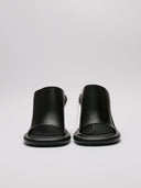 Vista frontale mule JW Anderson neri
