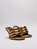 Mule JW Anderson dorati vista di tre quarti
