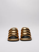 Vista frontale mule JW Anderson dorati