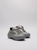 Sneaker JW Anderson argento vista di tre quarti