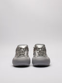 Vista frontale sneaker JW Anderson argento
