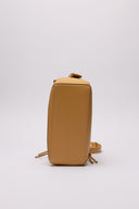 Vista della parte sotto della LOEWE Puzzle Bag in pelle color neutro, con micro segni impercettibili.