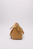Vista laterale e dettagliata della LOEWE Puzzle Bag in pelle color neutro, con micro segni impercettibili.