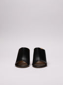 Mules Loewe in pelle opaca con tacco geometrico, vista frontale.