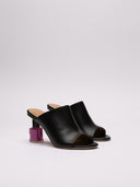 Mules Loewe in pelle opaca con tacco geometrico, vista diagonale