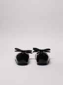 Ballerine LOEWE in vernice nera con fiocco frontale. Vista posteriore