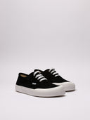 Sneakers Loewe in camoscio nero con suola in gomma bianca, vista diagonale