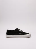 Sneakers Loewe in camoscio nero con suola in gomma bianca, vista laterale 