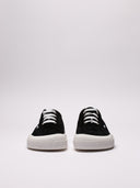 Sneakers Loewe in camoscio nero con suola in gomma bianca, vista frontale