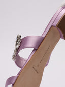 Sandali Manolo Blahnik in raso lavanda con dettaglio gioiello e suole leggere segni di usura.