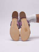 Sandali Manolo Blahnik in raso lavanda con dettaglio gioiello e suole leggere segni di usura.