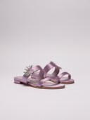 Sandali Manolo Blahnik in raso lavanda con dettaglio gioiello e suole leggere.