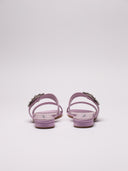 Sandali Manolo Blahnik in raso lavanda con dettaglio gioiello e suole leggere.