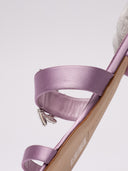 Sandali Manolo Blahnik in raso lavanda con dettaglio gioiello e suole leggere segni di usura.
