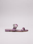 Sandali Manolo Blahnik in raso lavanda con dettaglio gioiello.