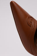 Scarpa Manolo Blahnik slingback in pelle marrone, vista imperfezione