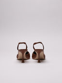 Scarpa Manolo Blahnik slingback in pelle marrone, vista posteriore.