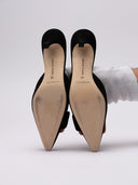 Immagine di décolleté Manolo Blahnik in camoscio nero con dettagli di fibbia a contrasto.