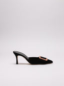 Immagine di décolleté Manolo Blahnik in camoscio nero con dettagli di fibbia a contrasto.
