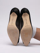 Immagine della suola delle décolleté Manolo Blahnik in satin nero.