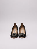Vista frontale delle décolleté Manolo Blahnik con cristalli nella punta.