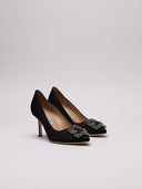 Profilo laterale delle décolleté Manolo Blahnik in satin con tacco.