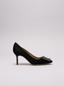 Vista laterale delle décolleté Manolo Blahnik in satin.