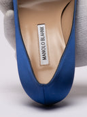 Manolo Blahnik décolleté in satin blu con fibbia, vista laterale e dettagli di fabbricazione.
