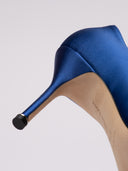 Manolo Blahnik décolleté in satin blu con fibbia, vista laterale e dettagli di fabbricazione.