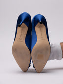 Manolo Blahnik décolleté in satin blu con fibbia, vista laterale e dettagli di fabbricazione.