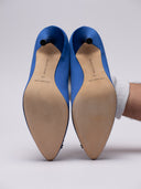 Visione delle suole delle décolleté Manolo Blahnik blu.