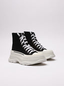 Sneakers alte di MCQUEEN in tela nera con suola bianca robusta