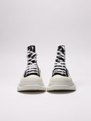 Sneakers alte di MCQUEEN in tela nera con suola bianca robusta