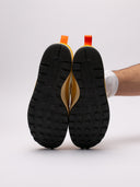 Immagine di scarpa Nike gialla, vista dalle varie angolazioni.