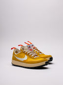 Immagine di scarpa Nike gialla, vista dalle varie angolazioni.