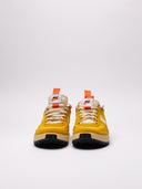 Immagine di scarpa Nike gialla, vista dalle varie angolazioni.