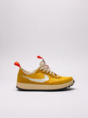 Immagine di scarpa Nike gialla, vista dalle varie angolazioni.