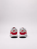 Sneakers Nike Air in bianco e rosso con dettagli iconici.